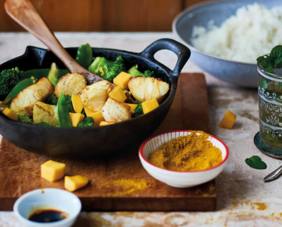 Curryfisch mit Brokkoli-Mango-Gemüse