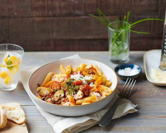 Nudeln Penne Rigate mit Hackfleisch-Pilz-Soße und Parmesan