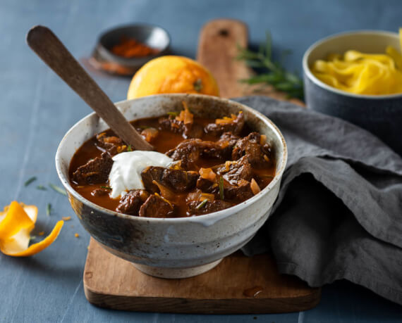 Rindergulasch mit frischem Rosmarin und Tagliatelle