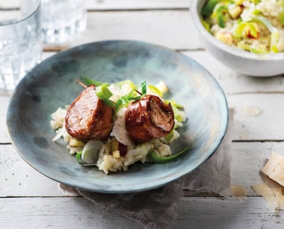 Schweinemedaillons im Speckmantel auf cremigen Risotto mit Apfel und Lauch