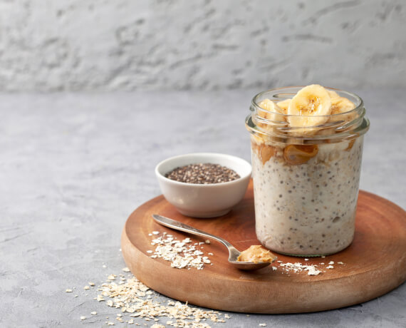 Chia-Pudding mit Haferflocken, Banane und Erdnussbutter