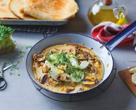 Herzhafte Vollkorn-Pfannkuchen mit Champignons und Mozzarella