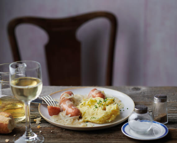 Diots mit Zwiebelsauce und Kartoffelpüree