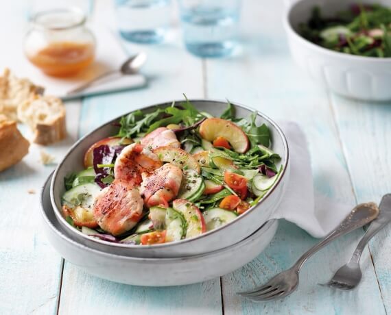 Ziegenkäse im Speckmantel auf Salat mit Senf-Vinaigrette