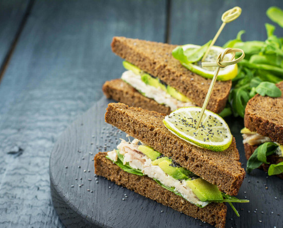 Hähnchen-Rucola-Sandwich mit Avocado