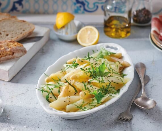 Spargelsalat mit Zwiebeln und Petersilie