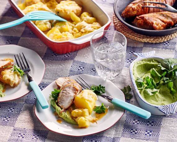 Gebratene Pute mit Käse-Kartoffeln als Smashed-Potatoes und Guacamole