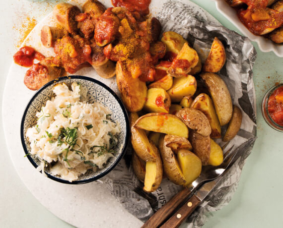 Mango-Currywurst mit Kartoffelecken und süß-sauren Krautsalat