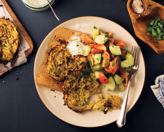 Zucchini-Kartoffel-Puffer mit Zaziki und Balkansalat