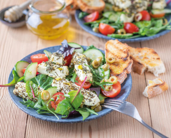 Fetakäse im Kräutermantel mit Salat