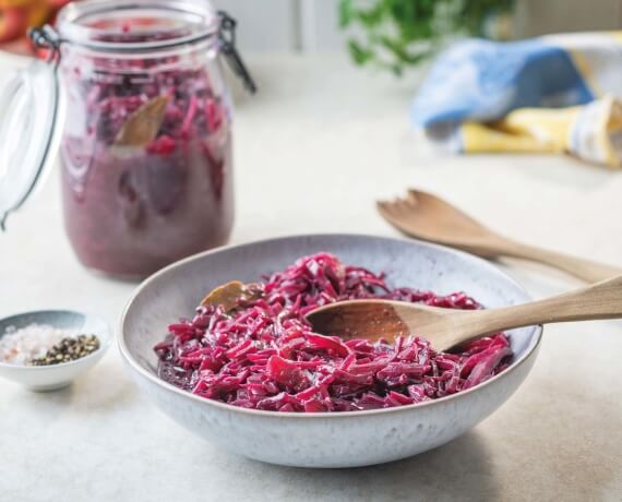 Klassischer Rotkohl mit Äpfeln und Zwiebeln