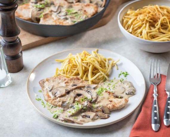 Schnitzel mit Pilzen und Spätzle in Rahmsoße