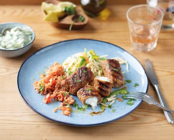 Bifteki mit Kraut-Salat, Zaziki und Tomaten-Reis