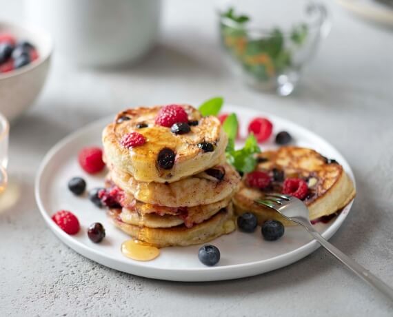 Pancakes mit Heidelbeeren und Himbeeren