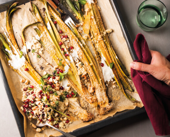 Im Ofen gebackener Lauch mit Zitronendip und Granatapfel-Minz-Couscous