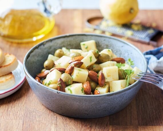 Marinierter Manchego-Käse mit Oliven und Mandeln