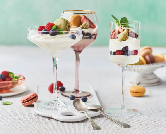 Macarons mit Quarkcreme und Beeren