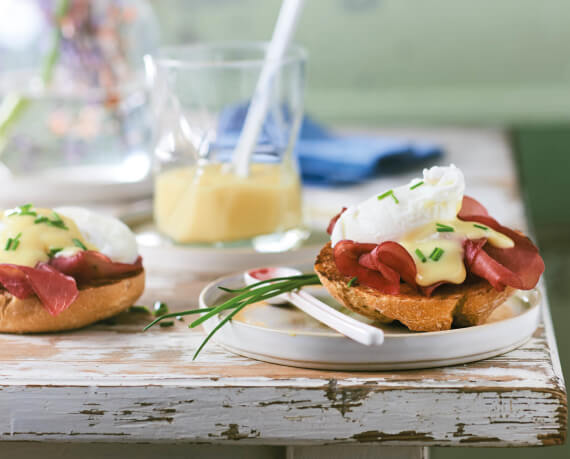 Eggs Benedict mit schneller Hollandaise