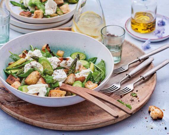 Panzanella mit grünem Spargel