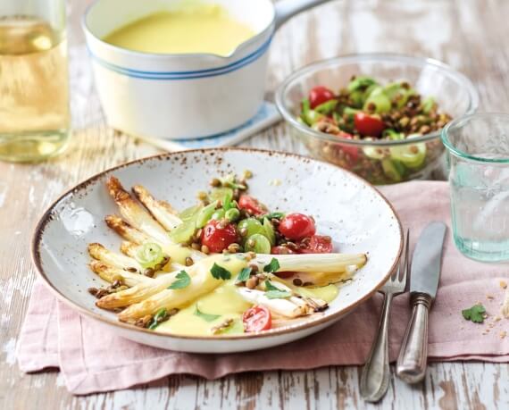 Gratinierter Spargel auf Weintrauben-Linsen-Salat und Orangen-Hollandaise