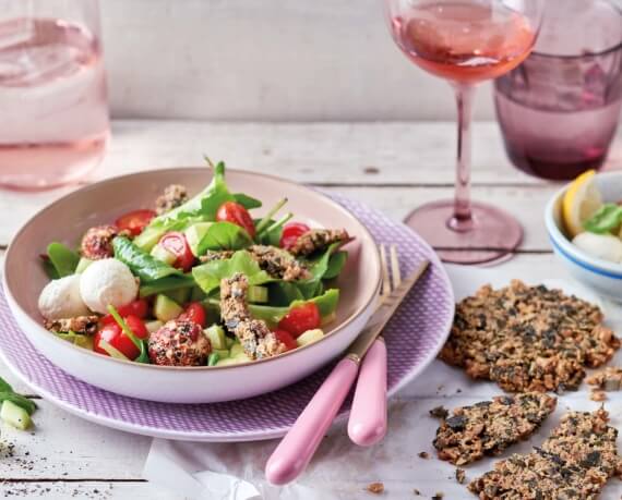 Salat mit Frischkäse-Bällchen und Müsli-Cracker