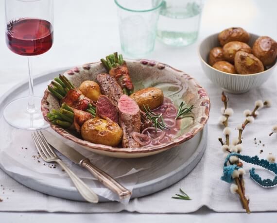 Lammfilet mit gerollten Bohnen zu Honig-Kartoffeln an Soße mit Rosmarin