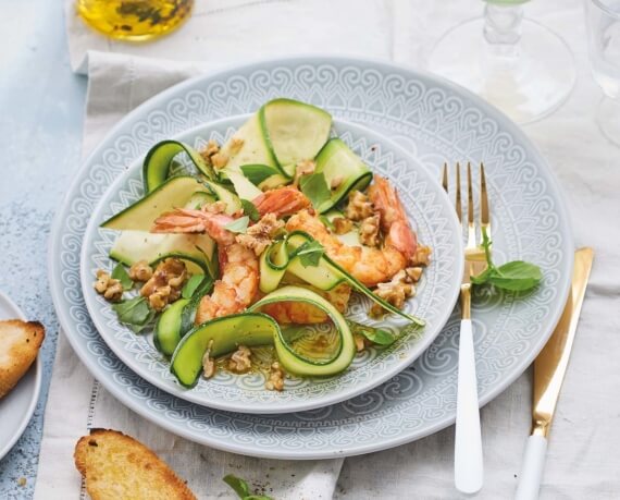 Zucchini-Salat mit gebratenen Garnelen und Baguette