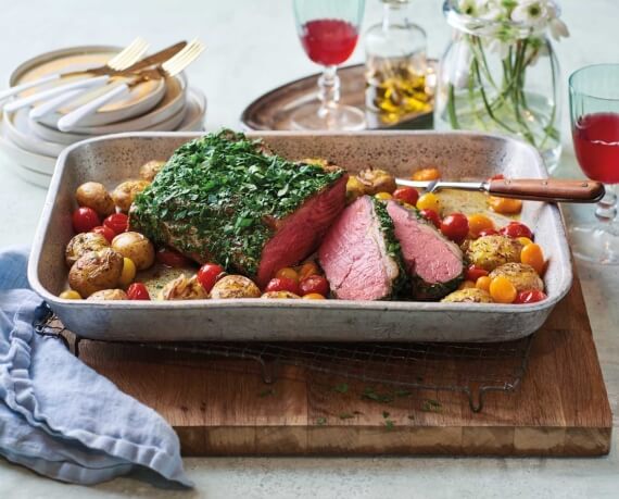 Kräuter-Roastbeef mit Kartoffel als Smashed Potatoes und gerösteten Tomaten