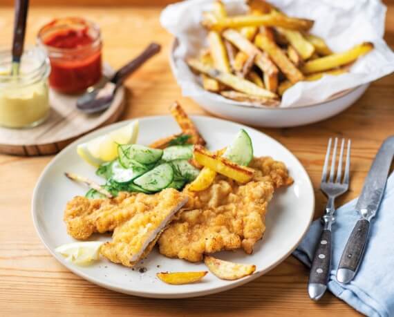 Schnitzel mit Pommes und Salat