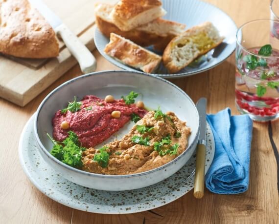 Rote Bete-Hummus mit Fladenbrot und Paprika-Auberginen-Dip
