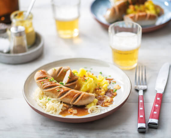 Bratwurst mit Sauerkraut und Püree