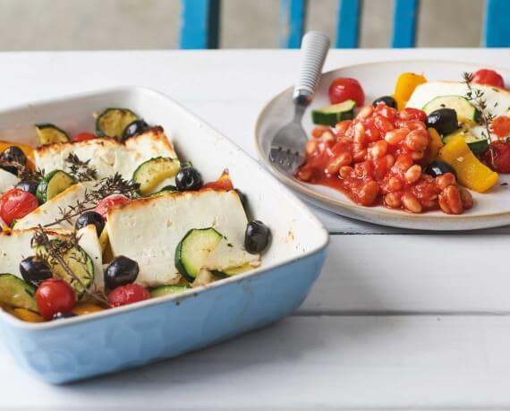 Gebackener Feta mit Ofen-Gemüse und griechischen Bohnen
