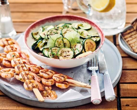 Garnelenspieße mit gegrillten Zucchini und Limetten-Salat