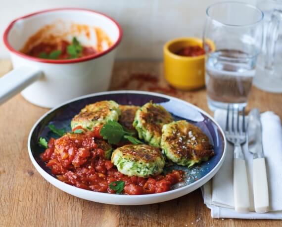 Zucchiniküchlein mit Tomatensauce
