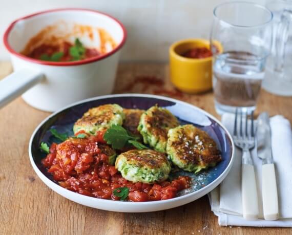 Zucchiniküchlein mit Tomatensauce