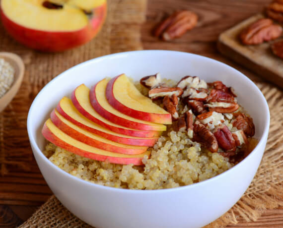 Quinoa mit Apfel und Nüssen