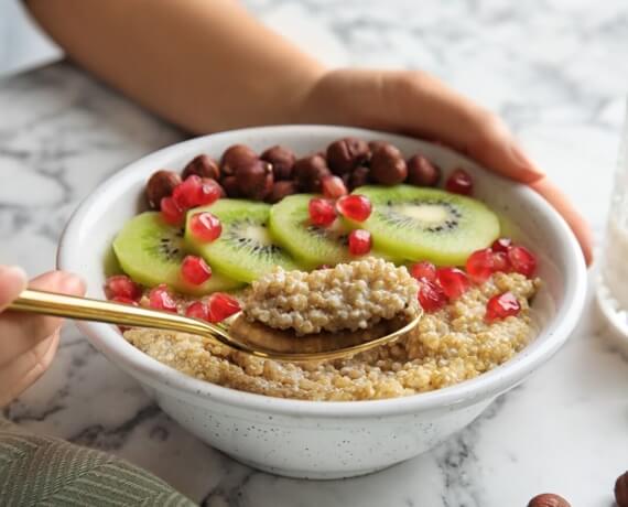 Porridge aus Quinoa mit Granatapfel, Kiwi und Haselnüssen