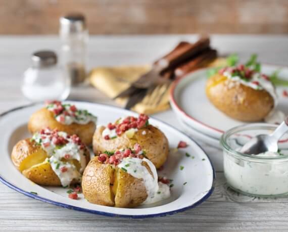 Ofenkartoffeln mit Schnittlauch-Joghurt und Katenschinken