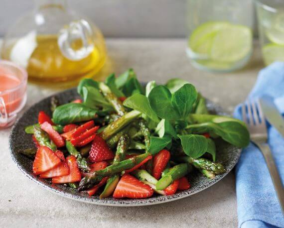 Feldsalat mit gebratenem Spargel und Erdbeer-Vinaigrette