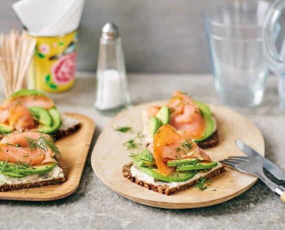 Smörrebröd mit Lachs und Avocado