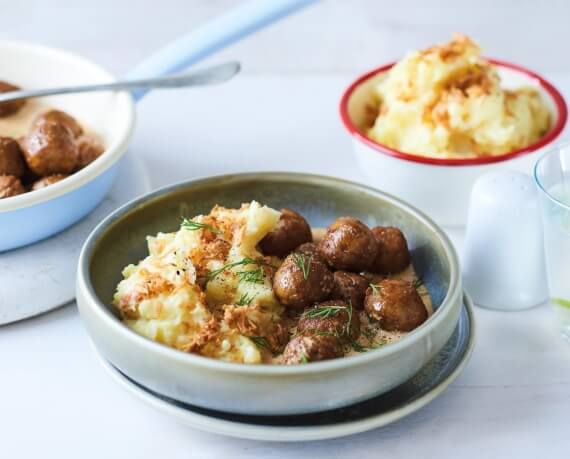 Köttbullar mit Preiselbeerfüllung und Röstzwiebel-Kartoffel-Püree