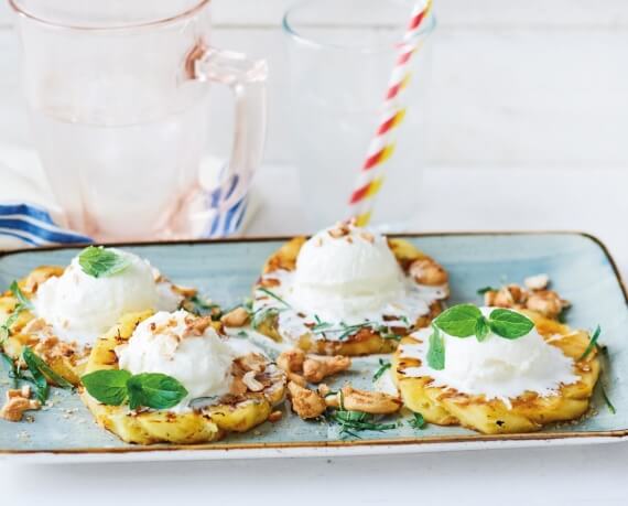 Gegrillte Ananas mit geeistem Piña-Colada-Joghurt und Minze