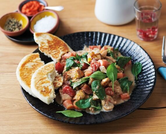 Garam-Masala-Ragout mit Pute, Spinat und Naan-Brot