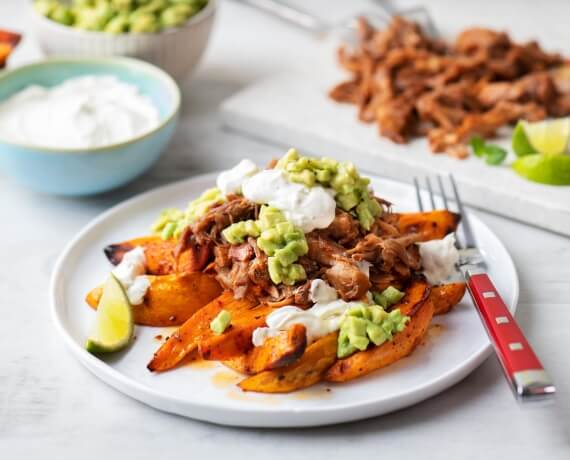 Pulled Pork mit Süßkartoffelwedges, Avocado und Sour Cream