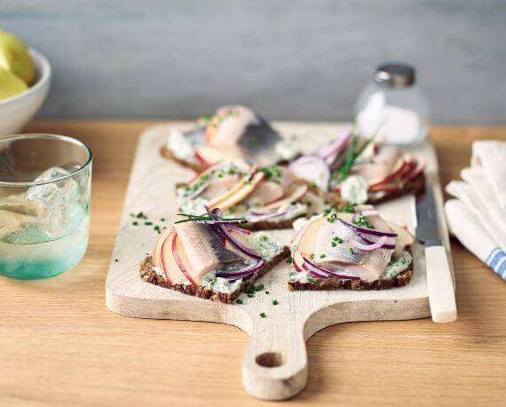 Smörrebröd mit Hering und Apfel