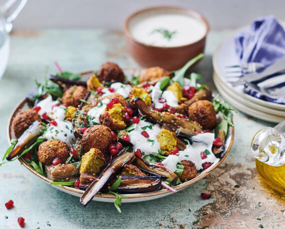 Falafel Salat mit „glazed“ Auberginen und Tahini-Dressing