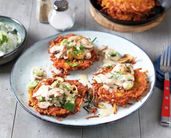 Kartoffelrösti mit Rahm-Pilzen an Gurken-Salat mit Dill