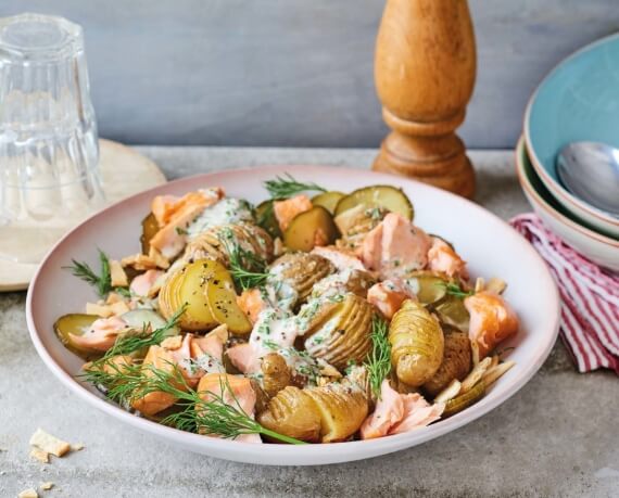 Hasselback-Kartoffel-Salat mit Lachs