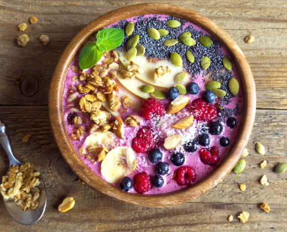 Joghurt mit Waldfruchtmus und Studentenfutter