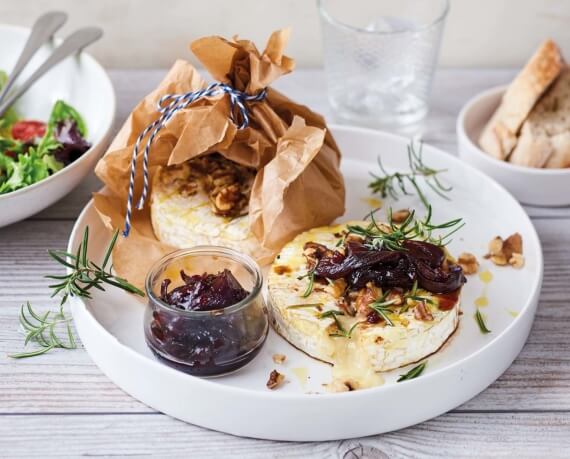 Gegrillter Camembert mit Zwiebelmarmelade